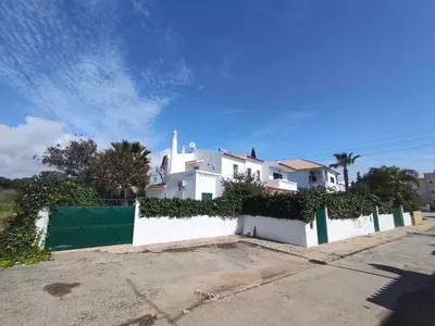 a white house with a fence in front of it at Albufeira INN - Mulatinho V2 in Olhos de Água