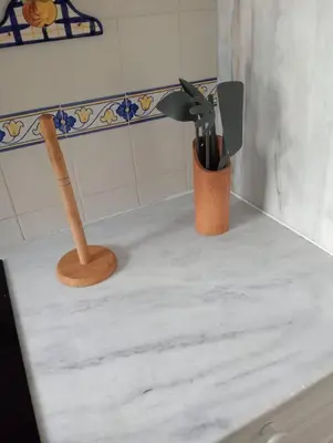 two kitchen utensils in a container on a counter at Albufeira INN - Mulatinho V2 in Olhos de Água