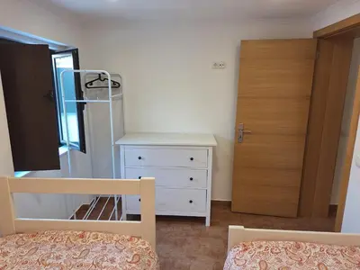 a small bedroom with a dresser and a refrigerator at Monteverde in Monte Negro