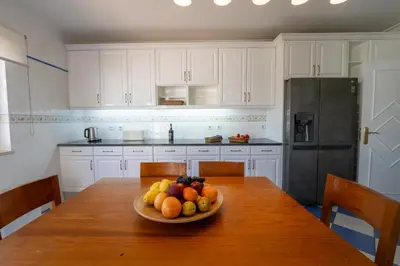 a bowl of fruit on a wooden table in a kitchen at Ma Vie La in Vale de Carros