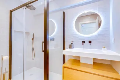 a bathroom with a sink and a mirror at Apartamento Gaivota frente-mar in Quarteira