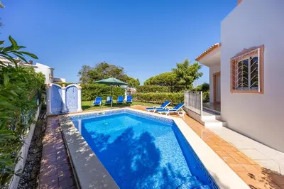 a swimming pool in the backyard of a house at Villa Lis in Galé