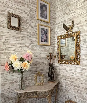 a room with a mirror and a table with flowers at Grand Studio 31 in Faro