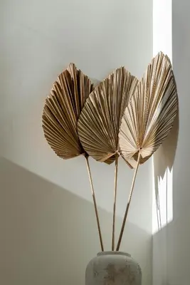 two fake flowers in a vase in a room at Modern Sea View Villa, Heated Pool,Rooftop Jacuzzi Outdoor Kitchen 12min faro Airport in Santa Bárbara de Nexe