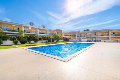 a swimming pool in the courtyard of a apartment building at Apart Encosta S Jose - Piscina - Estacionamento in Guia