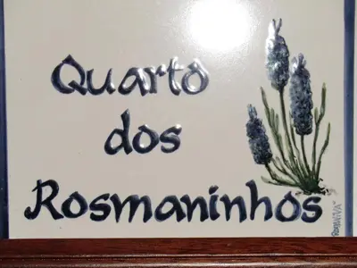 a sign that says quarantino doesres commandments at Monte dos Avós in Querença