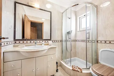 a bathroom with a sink and a shower and a toilet at Villa Felizalgarve in Albufeira