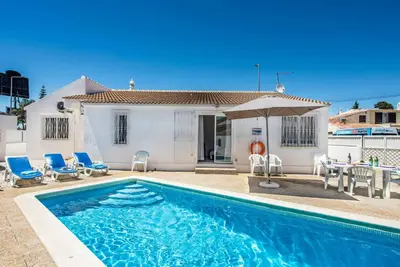 a bedroom with two beds and a window at Villa Oahu in Albufeira