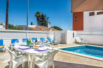 a living room with a table and chairs at Villa Oahu in Albufeira