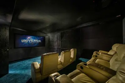 a theater with chairs and a tv in a room at Villa Dourado in Boliqueime