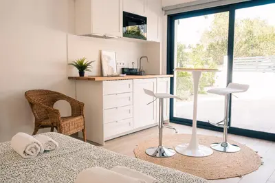a kitchen with a table and chairs and a window at Studio LUMINEUX et CALME à Vilamoura in Quarteira