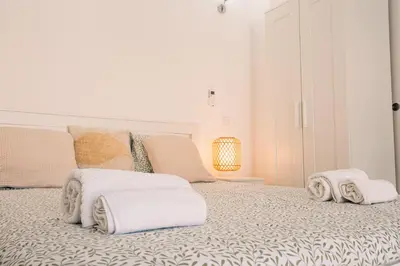 a bedroom with a bed with towels on it at Studio LUMINEUX et CALME à Vilamoura in Quarteira