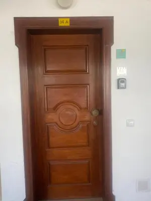 a wooden door with a sign on top of it at Apartamento a 5 min a pé da praia, com terraço grande ao sol, no Rés-Chão in Quarteira