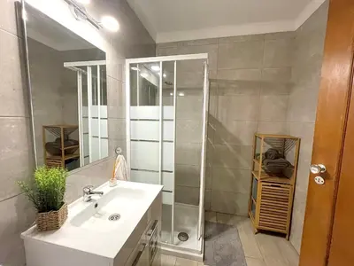 a bathroom with a sink and a shower at Casa Caki - A 15 minutos da praia in Albufeira