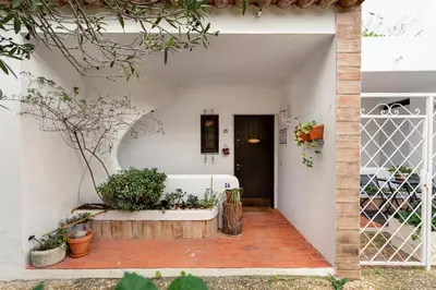 a house with a bathtub in a courtyard at Estúdio 24 em Santa Bárbara de Nexe - Faro in Colmeal