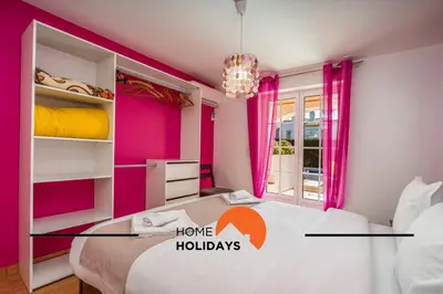 a bedroom with pink walls and a bed with a window at #288 Vivenda 3 Palmeiras 57 by Home Holidays in Albufeira