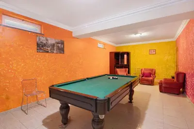 a pool table in a room with yellow walls at Solar das Andorinhas in Albufeira