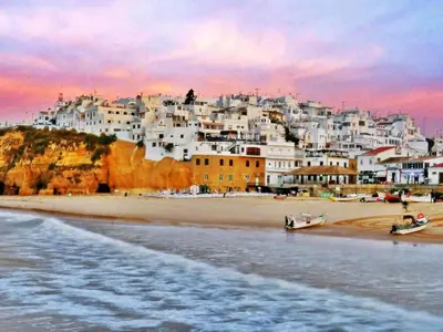a view of a beach with a group of white houses at Sofisticado Apartamento 3 quartos, terraço privado in Albufeira
