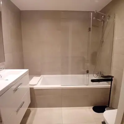 a bathroom with a bath tub and a sink at Sofisticado Apartamento 3 quartos, terraço privado in Albufeira