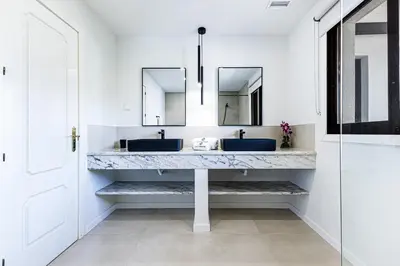 a bathroom with two sinks and two mirrors at Apartamento T3 Praia da Falésia - PINE SUN PARK in Albufeira