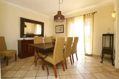 a dining room with a table and chairs at Villa Vilamoura, piscina privada in Quarteira
