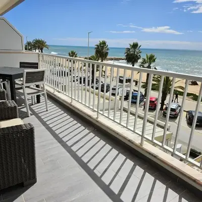 Apartamento moderno na praia com varanda grande