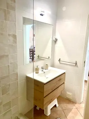 a bathroom with a sink and a mirror at Toca das Manas in Roja- Pé