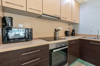 a kitchen with a microwave oven and a stove at Vacances Tranquilles in Olhos de Água