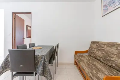 a dining room with a table and a couch at Maison A Quinta V2A 5 Personnes in Ferreiras