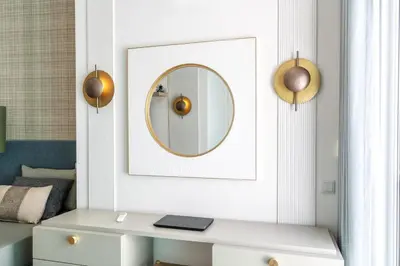 a mirror on a wall above a white dressing table at Casa Bella in Faro