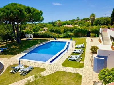 an overhead view of a swimming pool with lounge chairs at Villa SOLAR DO MONTE 5 in Albufeira