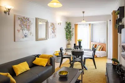 a living room with a couch and a table at Apartamento Dubai By Garvetur in Quarteira