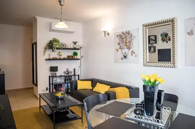 a living room with a couch and a table at Apartamento Dubai By Garvetur in Quarteira