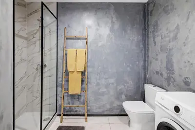 a bathroom with a towel rack and a toilet at Mi Casa Es Su Casa Nº2 in Albufeira