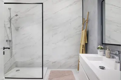 a bathroom with a shower and a sink at Mi Casa Es Su Casa Nº4 in Albufeira