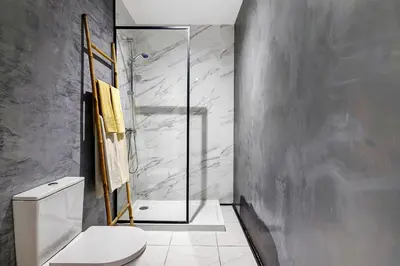 a bathroom with a shower and a white toilet at Mi Casa Es Su Casa Nº5 in Albufeira