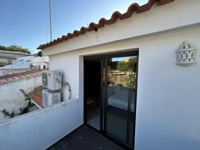 a small room with a bunk bed and a rug at Vivenda Alfamar 2120 - 180m da praia in Albufeira