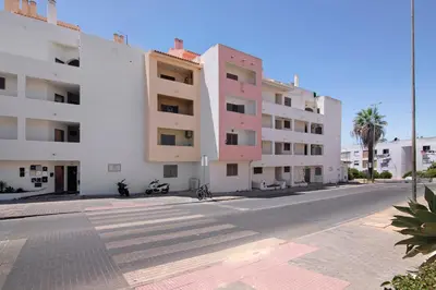 an empty street in front of a building at Apartamento Perfeito in Albufeira