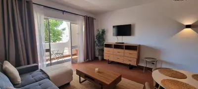 a living room with a couch and a tv and a table at Appartement Touristique dans une résidence Hôtelière Silchoro in Albufeira
