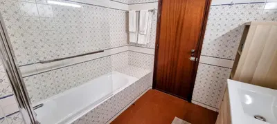 a bathroom with a bath tub and a sink at Appartement Touristique dans une résidence Hôtelière Silchoro in Albufeira