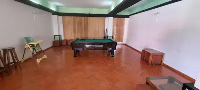 an empty room with a pool table and a speaker at Appartement Touristique dans une résidence Hôtelière Silchoro in Albufeira
