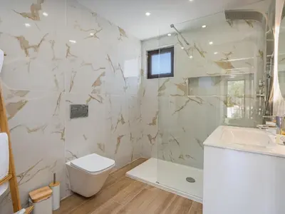 a bathroom with a toilet and a sink and a shower at Duplex T2 com terraço e BBQ em Vilamoura in Quarteira