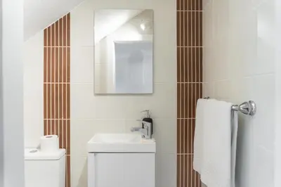 a bathroom with a sink and a mirror at Duplex T2 com terraço e BBQ em Vilamoura in Quarteira