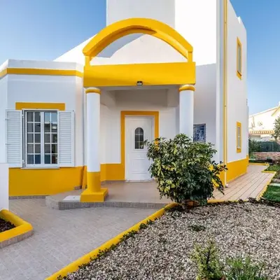 Pet-Friendly with Private Pool Close to the Beach