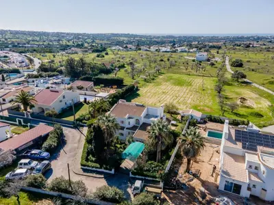 an aerial view of a house with palm trees at Villa Paradis Paraiso com piscina privada em Albufeira in Albufeira