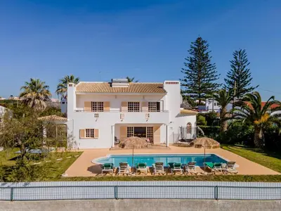 a large white house with a swimming pool at Villa Paradis Paraiso com piscina privada em Albufeira in Albufeira