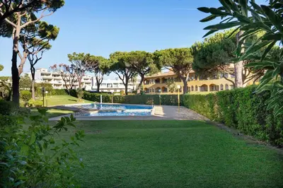a park with a swimming pool and a building at Sol Nascente 2_vilamoura in Quarteira