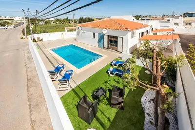 an overhead view of a house with a swimming pool at Villa Dela in Galé