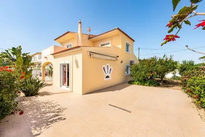 an image of a house with a driveway at Villa Girassol in Galé