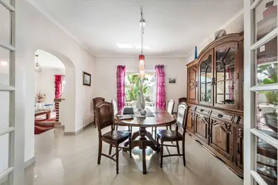 a dining room with a table and chairs at Villa Girassol in Galé